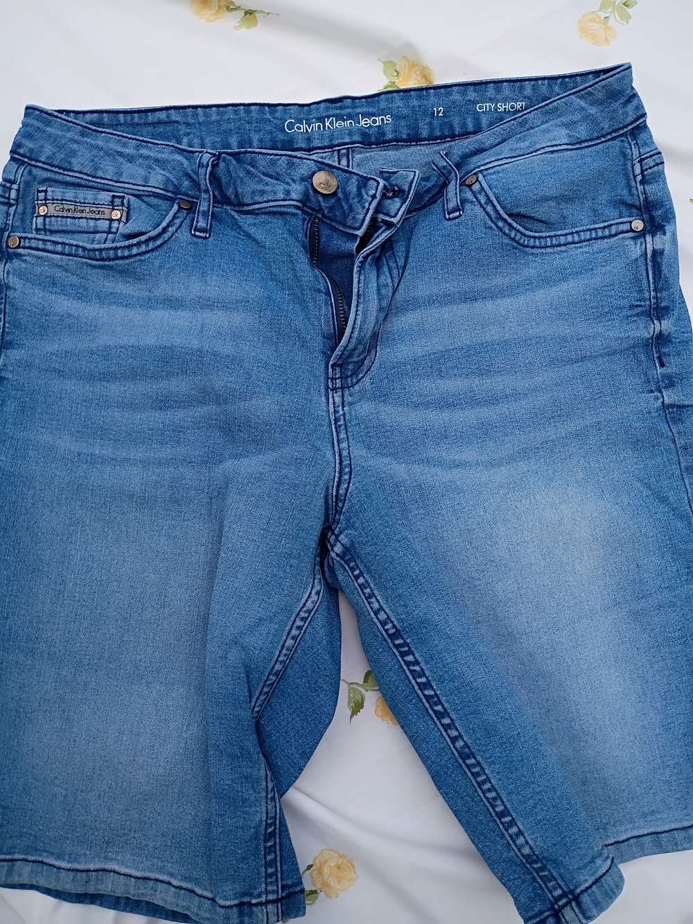 Calvin Klein Jeans Women's Medium Blue City Short Denim